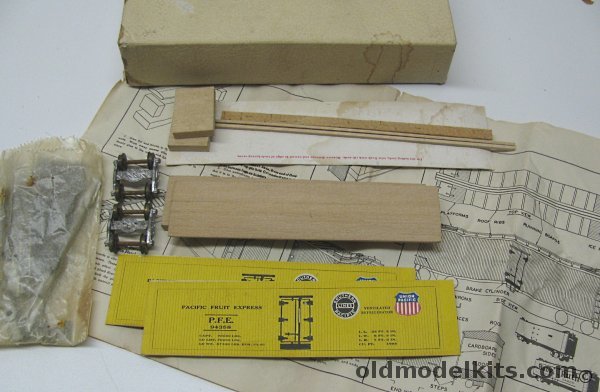 Comet 1/87 Pacific Fruit Express Ventilated Refrigerator - Union Pacific (Wooden Reefer) - HO Craftsman Kit plastic model kit